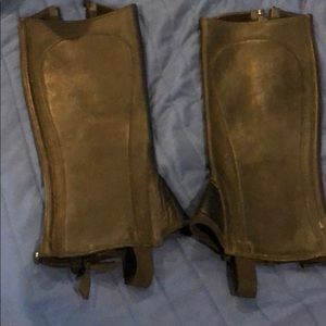 Never worn Ariat Cameo 1/2 chap XL